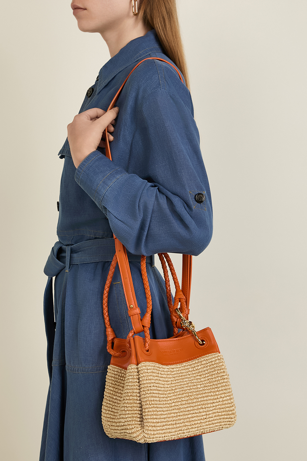 תמונת כל הלוק של תיק רפיה פרשוט סמול